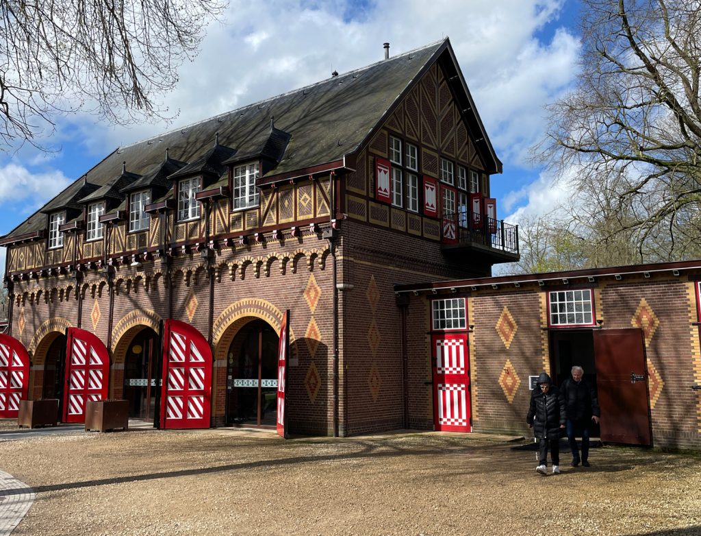 Antiguas caballerizas del Castillo de Haar, con arquitectura histórica y detalles que evocan la vida medieval.