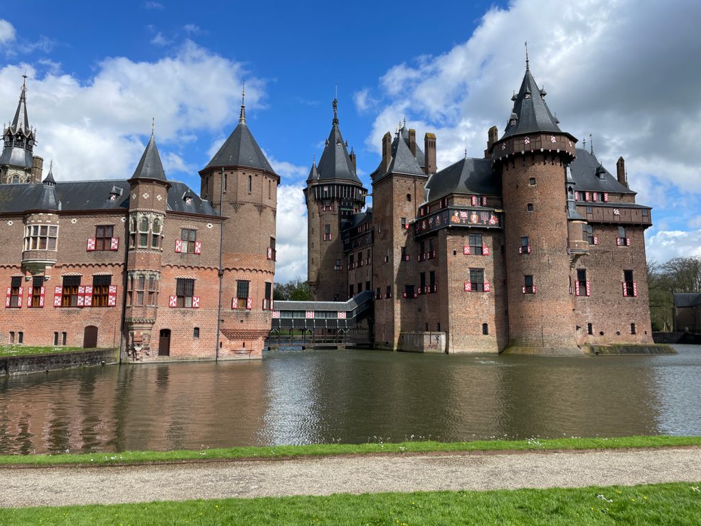 Vista panorámica del Castillo de Haar, con sus majestuosas torres, fosos y jardines, un lugar de cuento de hadas en los Países Bajos.