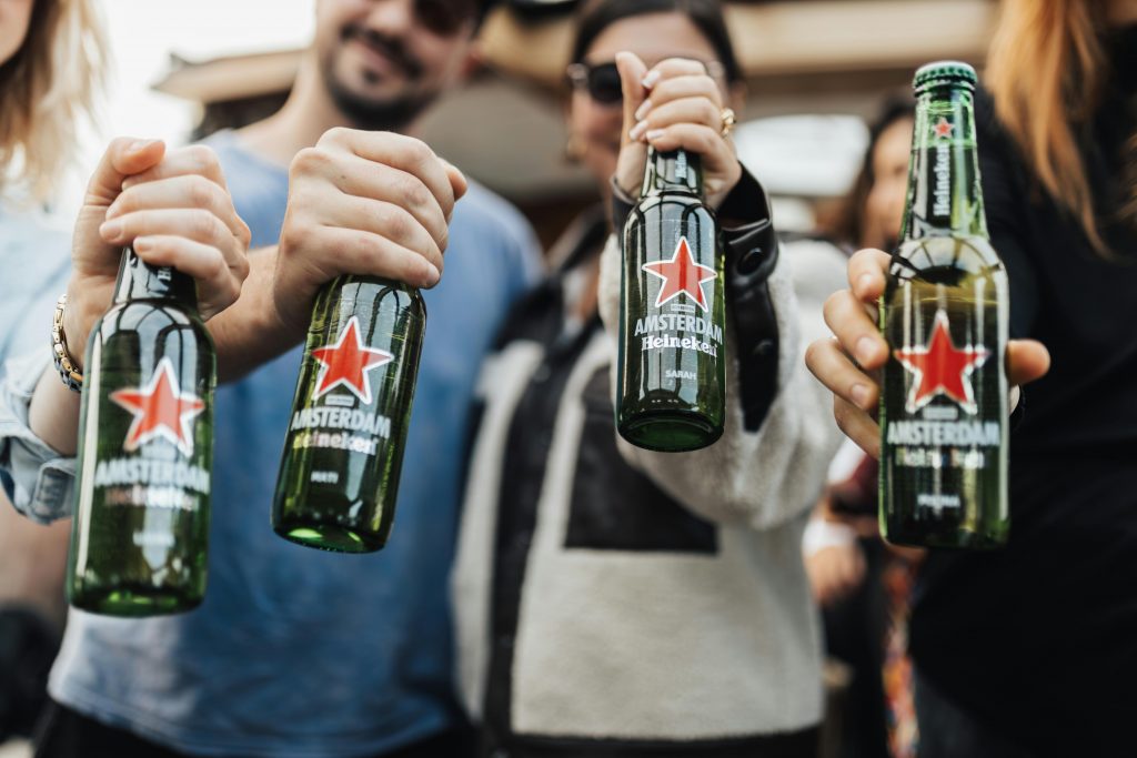 Varias botellas de Heineken con la palabra Ámsterdam en la etiqueta, celebrando el legado cervecero de la ciudad más icónica de los Países Bajos.